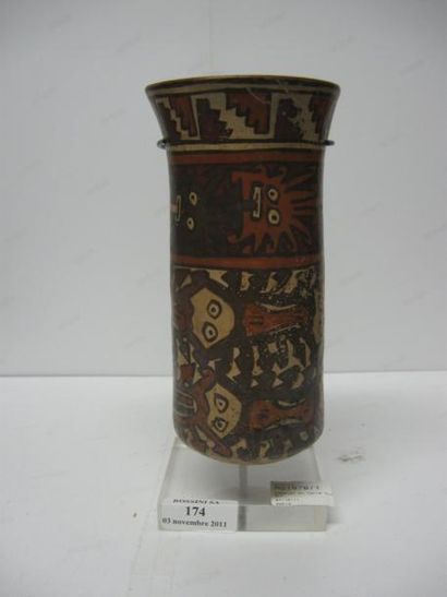 null Vase cylindrique à col légèrement évasé,en terre cuite polychrome à décor caractéristique...