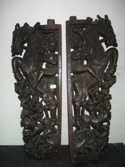 null Paire de bois de chars, en bois sculpté de scènes du Ramayana. Indes