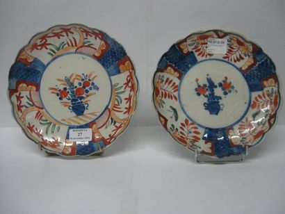 null Deux assiettes en porcelaine Imari, Japon