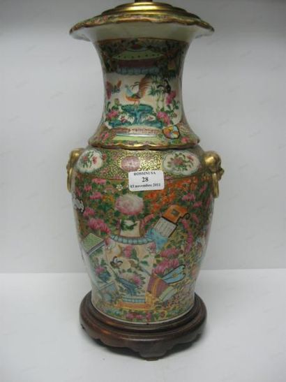 null Vase en porcelaine de Canton à décor polychrome de vases, animaux et végétaux...