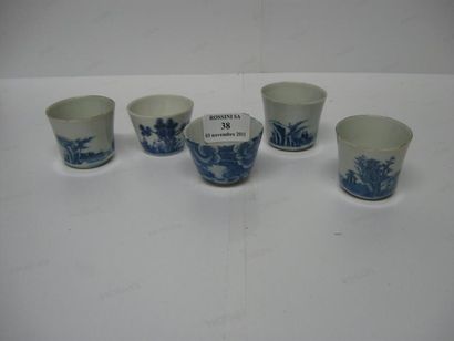 null 5 Sorbets en porcelaine blanche et bleu. Chine XIXème Siècle