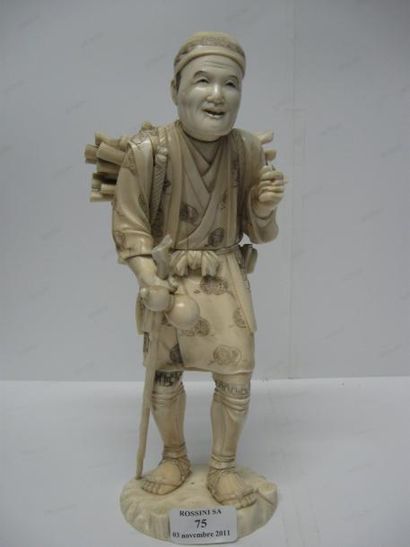 null Okimono en ivoire sculpté représentant un bucheron portant un fagot et tenant...