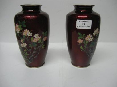 null Paire de vases en bronze et émaux cloisonnés à décor polychrome d'arbres fruitiers...