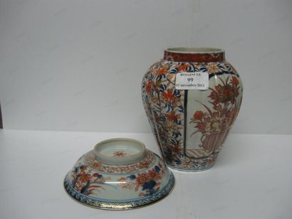 null Vase balustre en procelaine Imari, Japon et une coupelle en porcelaine Imari,...