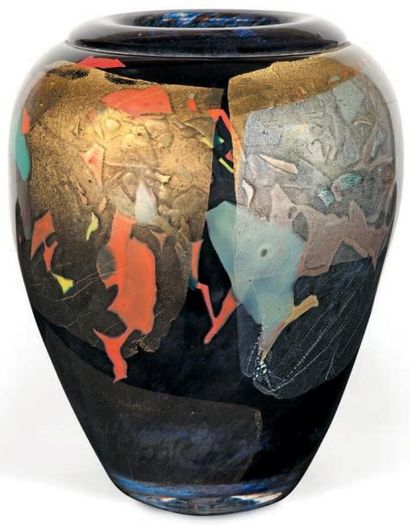NOVARO Jean-Claude (né en 1943) Haut vase pansu en verre soufflé de forte densité;...