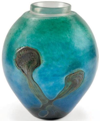 NOVARO Jean-Claude (né en 1943) Vase en verre soufflé; applications d'inspiration...