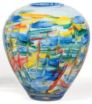 NOVARO Jean-Claude (né en 1943) Vase piriforme en verre soufflé de forte densité;...