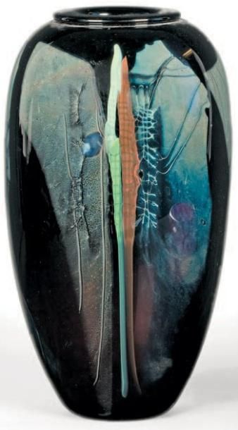 MONOD Claude (1944 -1990) Haut vase piriforme en verre soufflé de forte densité;...