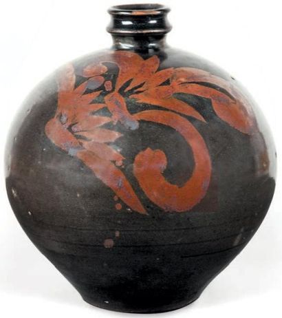 Anonyme (Chine) Pot d'origine chinoise forme boule à col annelé; émail noir recouvert...