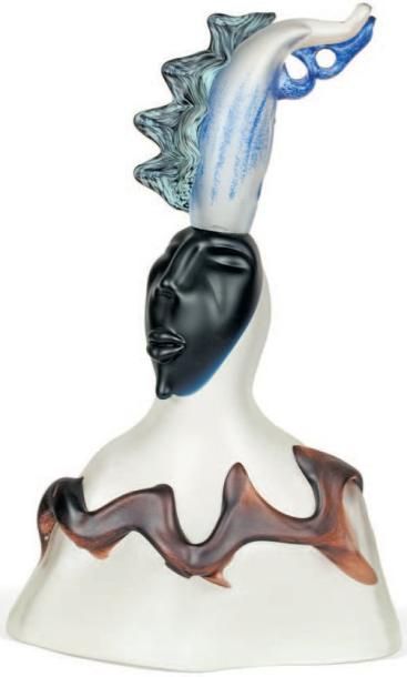 AMORUSO Gianpolo Sculpture en verre soufflé d'un buste au visage masqué noir surmontée...