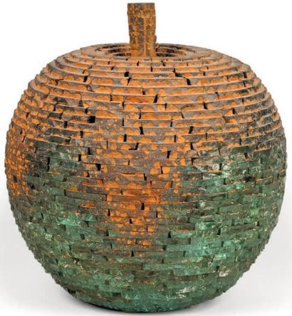 MARCOVILLE (né en 1949) Sculpture en forme de pomme formé de briquettes de verre...