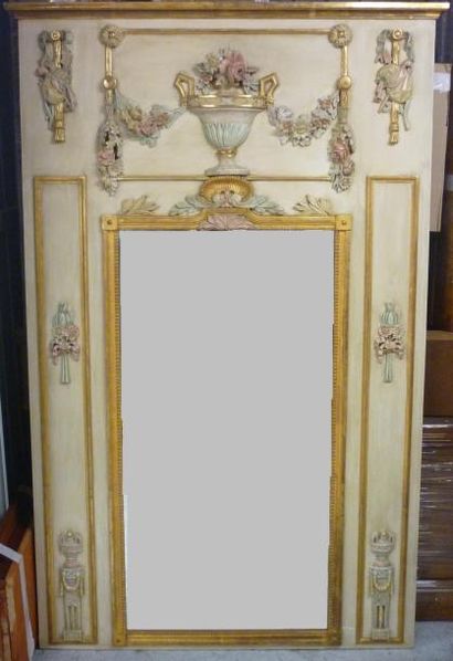 null TRUMEAU de style Louis XVI En bois peint et doré à décor de fleurs et ruban....