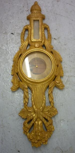 null BAROMÈTRE de style Louis XVI En bois sculpté et doré. Manques. Hauteur: 100...