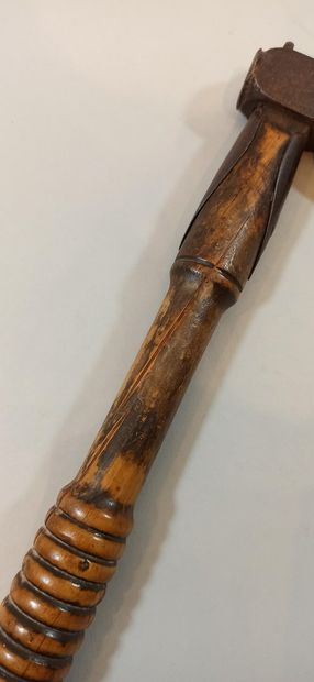 null Small 18th century axe.

Length: 33 cm