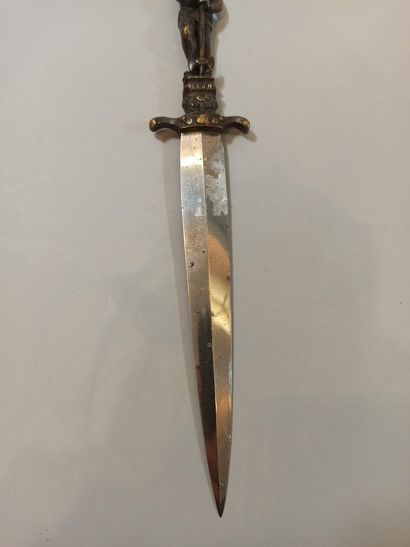 null Petite dague romantique figurant un personnage du Moyen-Age, sans foureau, 

Long.:...