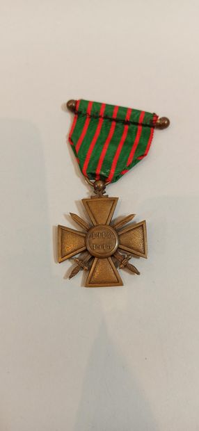 null Ensemble de deux médailles :

- Insigne de chevalier de la Légion d'Honneur,...