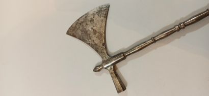  Sugar axe, pommel in hard stone slices. 
Length: 32 cm