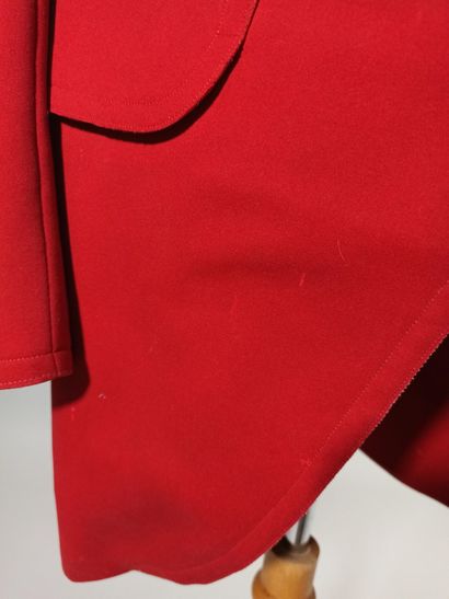 null Veste de vénerie en drap rouge et boutons dorés, intérieur beige quadrillé rouge....