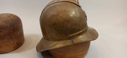 null Set of 2 helmets:

- Foreign helmet

- Model 1933 CITY OF EYMET