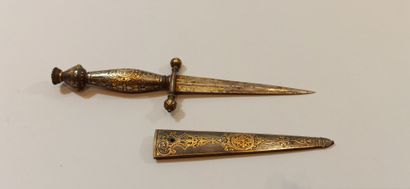 null Precious iron stylus. 

Pommel handle decorated with a crest, ball quillons,...