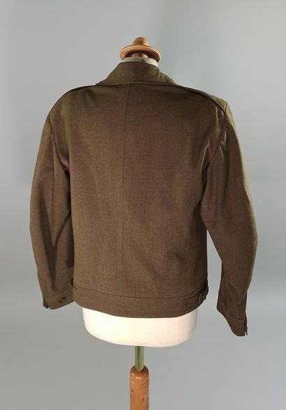 null Lot de deux blousons américains Ike en laine OD : Un blouson de first sergeant...