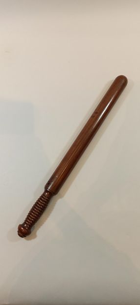  Batch: 
- Leaded English baton, brass handle. 
Length: 28 cm 
- Wooden English baton,...