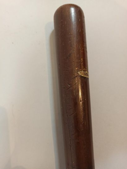 null Batch:

- 19th century English baton, military type,

Length: 30 cm

- Wooden...