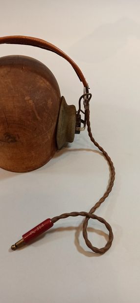 null American pilot set: a brown wool officer's cap with gold metal eagle emblem,...