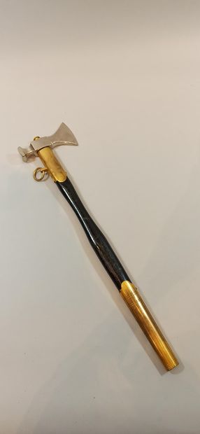  Parade axe with its brelage leather to wear during parades. 
Length: 57 cm