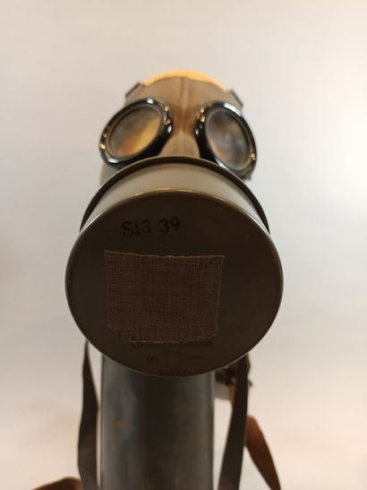 null Lot militaria comprenant un masque à gaz de la D.P. dans on étui, 2 filets de...