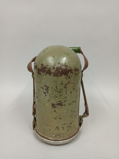 null Theodolite WILD No. 17359 with its transport cover. Swiss made.

Ht.: 31 cm...