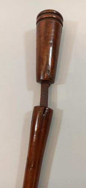 null Batch:

- English truncheon in wood and leather, 

Length: 39 cm

- Club formed...