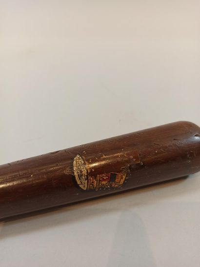 null Batch:

- 19th century English baton, military type,

Length: 30 cm

- Wooden...