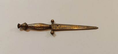null Precious iron stylus. 

Pommel handle decorated with a crest, ball quillons,...
