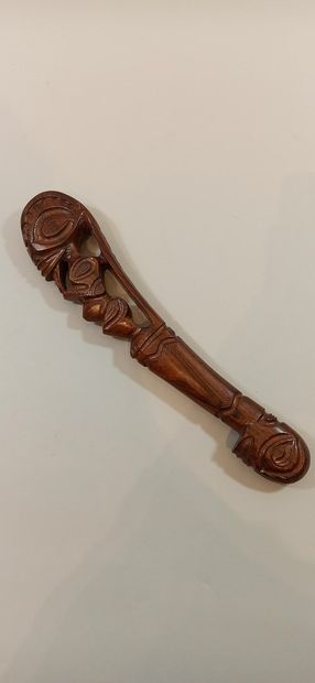 null Batch:

- English baton, wear and tear 

Length: 27 cm

- Modern Fiji baton,...