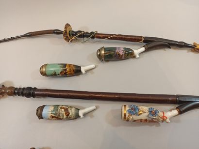 null Set of 6 German pipes. 4 with porcelain stoves with lithographed hunting scene...