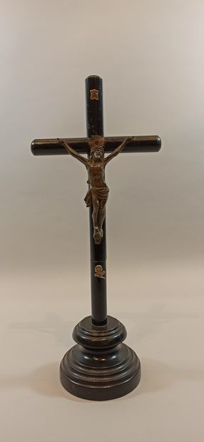 Crucifix en bois noir dissimulant une dague....
