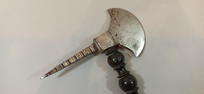 null Indian axe with turned handle.

Length: 40 cm