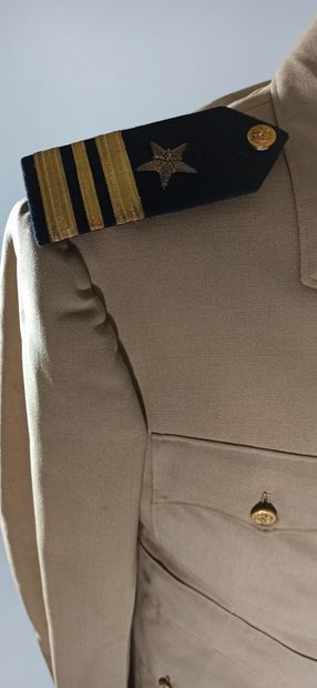 null Lot de 2 vestes d’uniformes et coiffures de l’US Navy : une pour tenue d’été...