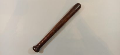  Batch: 
- English baton in carved wood, 
Length: 34 cm 
- English baton in carved...