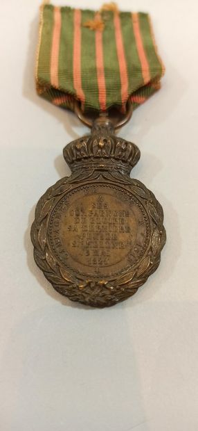 null Medal of Saint Helena in bronze, with its ribbon (wear).