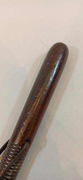 null Batch:

- Leaded English baton made of exotic wood,

Length: 40 cm

- Wooden...