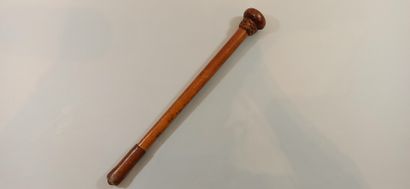 Batch: 
- 1856 Victorian English baton. 
Length: 30 cm 
- Pumped baton, bamboo handle....