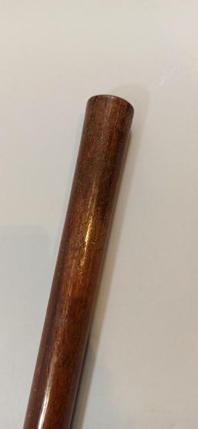  Batch: 
- Leaded English baton made of exotic wood, 
Length: 40 cm 
- Wooden English...