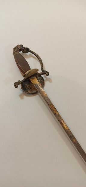 null Uniform sword.

Bronze guard with 1 branch, fuse with squared plate, keyboard...