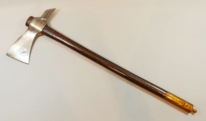 null Second Empire regulation axe, dated 1856 on the handle, 

Length: 90,5 cm
