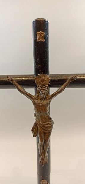 null Crucifix en bois noir dissimulant une dague.

Haut.: 42 cm