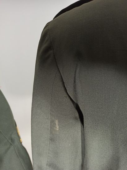 null Lot de 2 vestes d’uniformes de l’US Army : une de colonel des Rangers avec patchs...