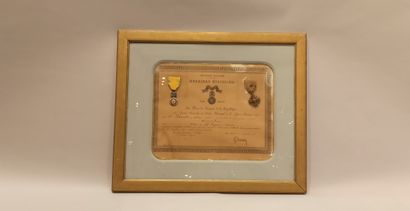 null 2 brevets avec décorations: brevet de la Médaille Militaire remis à un soldat...
