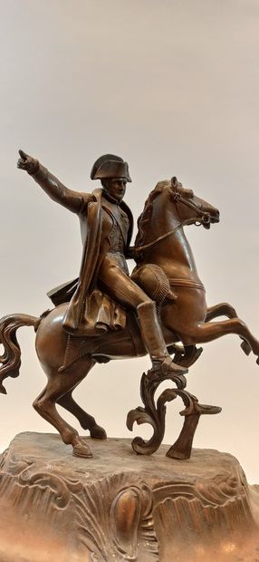 null « Napoléon à cheval » 

grand encrier de bureau en régule à patine brune. 

31...